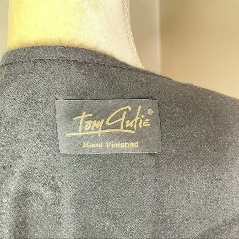 Tom Gutie Baby Alpaca Round Edge Cape Black